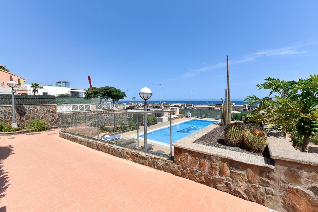 Bazén v ubytování Chalet Santa Ana 25 by VillaGranCanaria nebo v jeho okolí