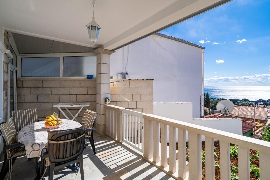 patio con mesa y sillas en el balcón en Apartment Debos, en Dubrovnik