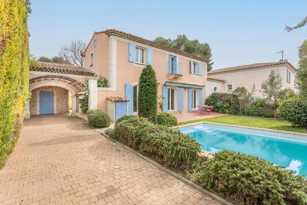 une villa avec une piscine et une maison dans l'établissement Le Puy du Roy - Climatisé et piscine privée, à Aix-en-Provence