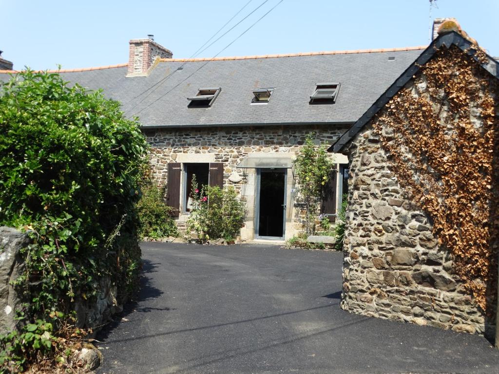 une ancienne maison en pierre avec une allée. dans l'établissement Les Hortensias, à Plouha