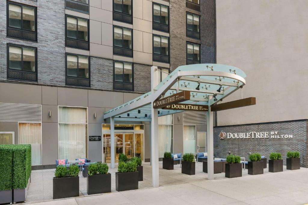 een ingang naar een Dunder Mifflin inc gebouw bij DoubleTree by Hilton Hotel New York City - Chelsea in New York