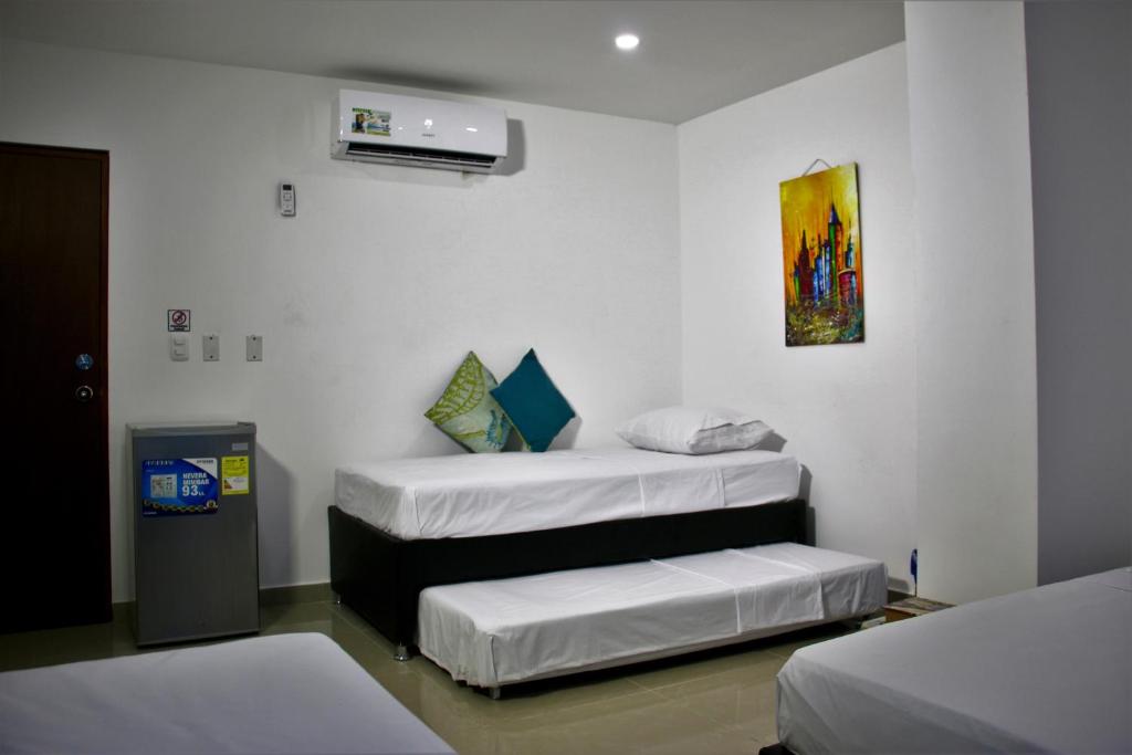 Tempat tidur dalam kamar di Migaloo Hostal Rodadero