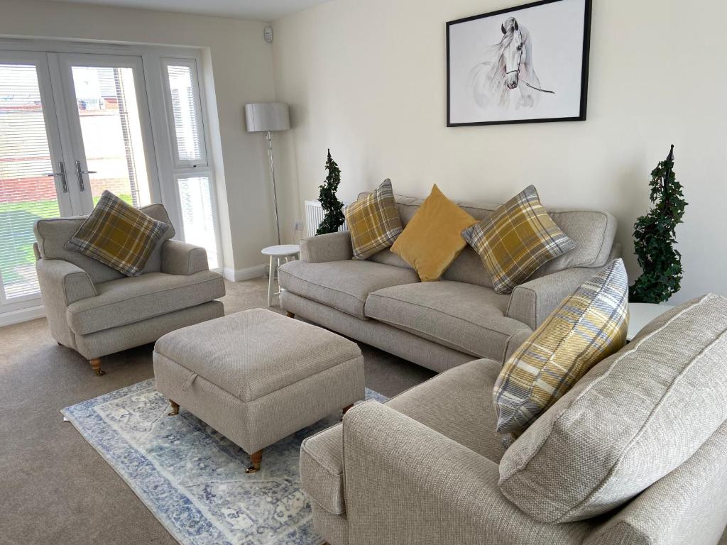 a living room with couches and a couch and chairs at Westergate - 4 Bed Luxury Home with free parking in Milton Keynes