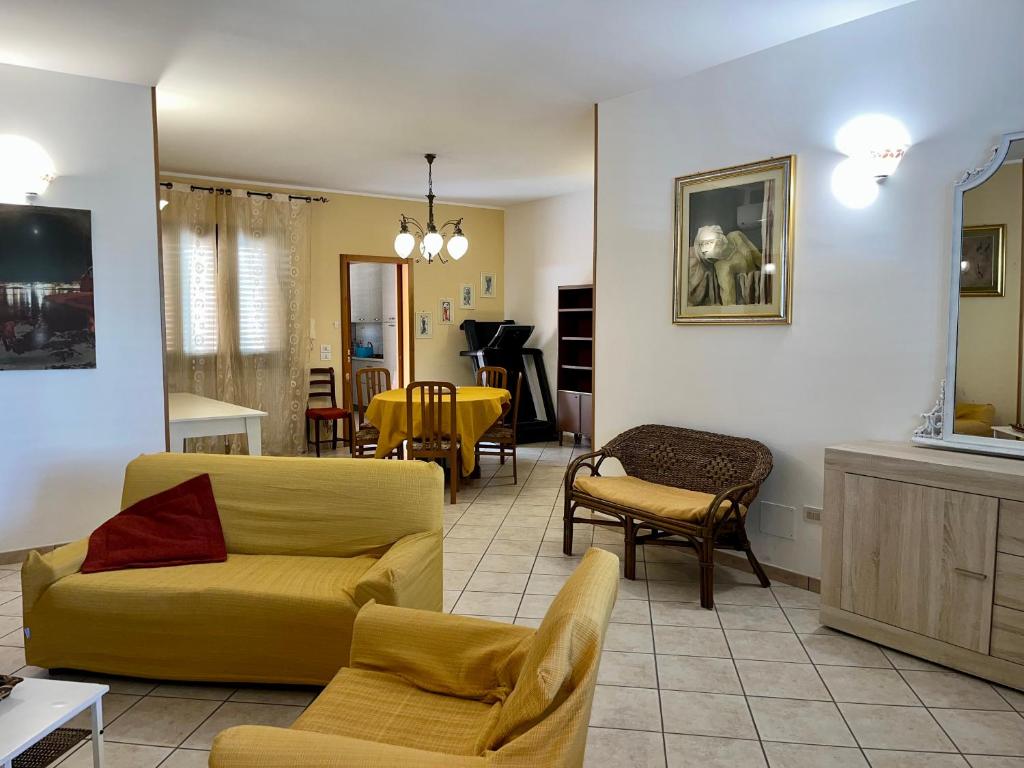 d'un salon avec un canapé et des fauteuils jaunes. dans l'établissement Lupa Di Mare Casa Vacanze, à Otrante