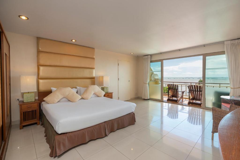 a bedroom with a large bed and a balcony at Bella Villa Cabana in Na Kluea