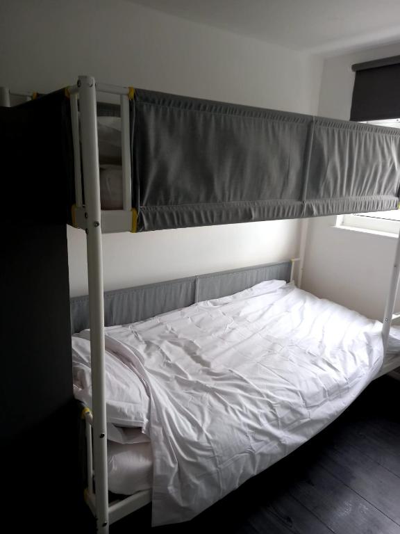 Postel nebo postele na pokoji v ubytování Byron View House