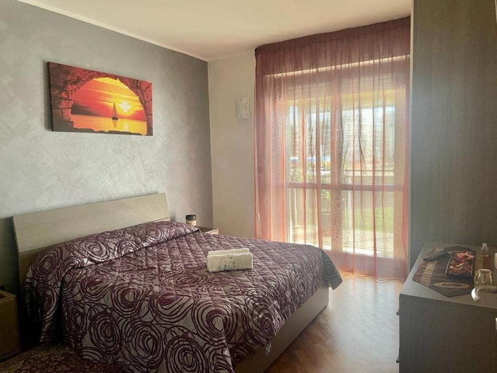 een kleine slaapkamer met een bed en een raam bij APPARTAMENTO PICCOLO SCRIGNO in Venaria Reale