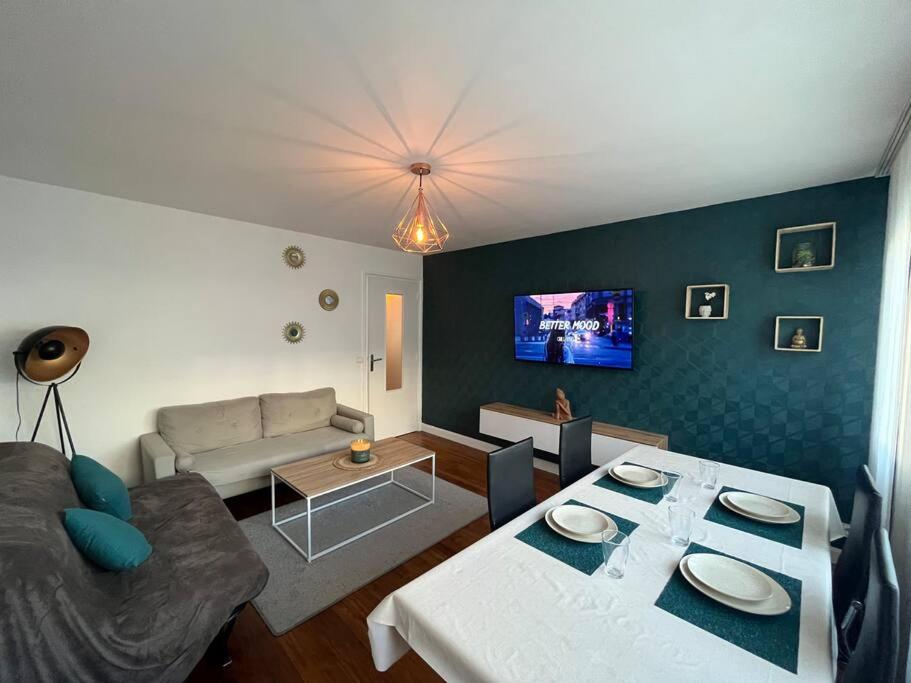 Televízia a/alebo spoločenská miestnosť v ubytovaní Joli appartement proche Centre