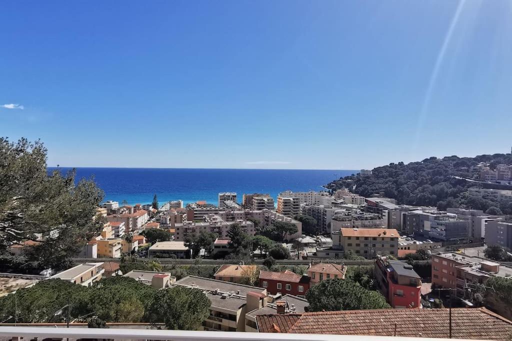 Vue sur une ville avec l'océan en arrière-plan dans l'établissement Superbe appartement vue imprenable sur la mer proche Monaco, à Roquebrune-Cap-Martin