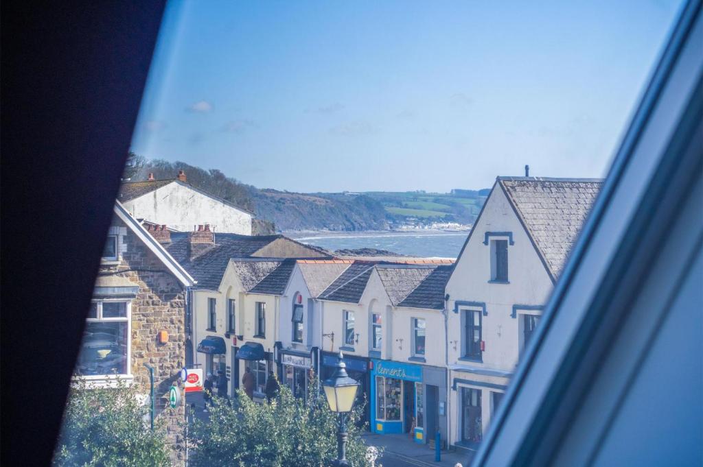 una vista da una finestra di una città con case di Ocean Cabins No 8 At The Square - Saundersfoot a Saundersfoot