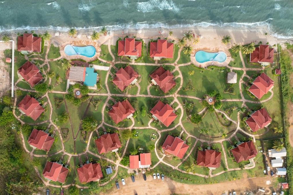 una vista aérea de un complejo de color rojo en Hopkins Bay Belize a Muy'Ono Resort en Hopkins