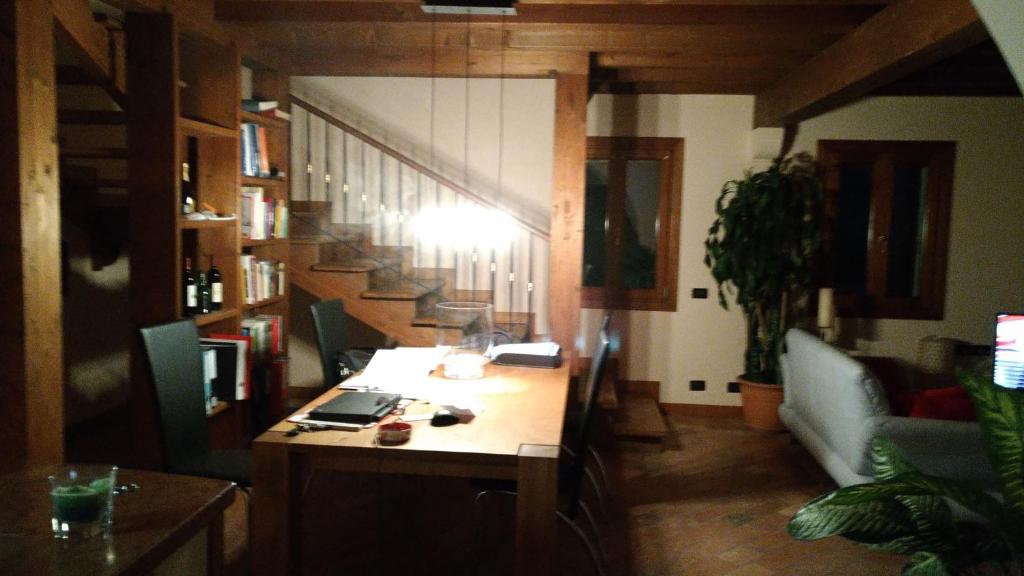 sala de estar con escritorio y escalera en Landhaus 