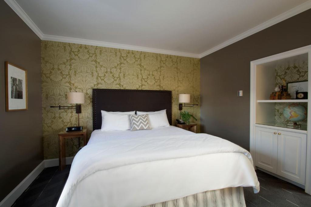 Postel nebo postele na pokoji v ubytování Sentinel Hotel