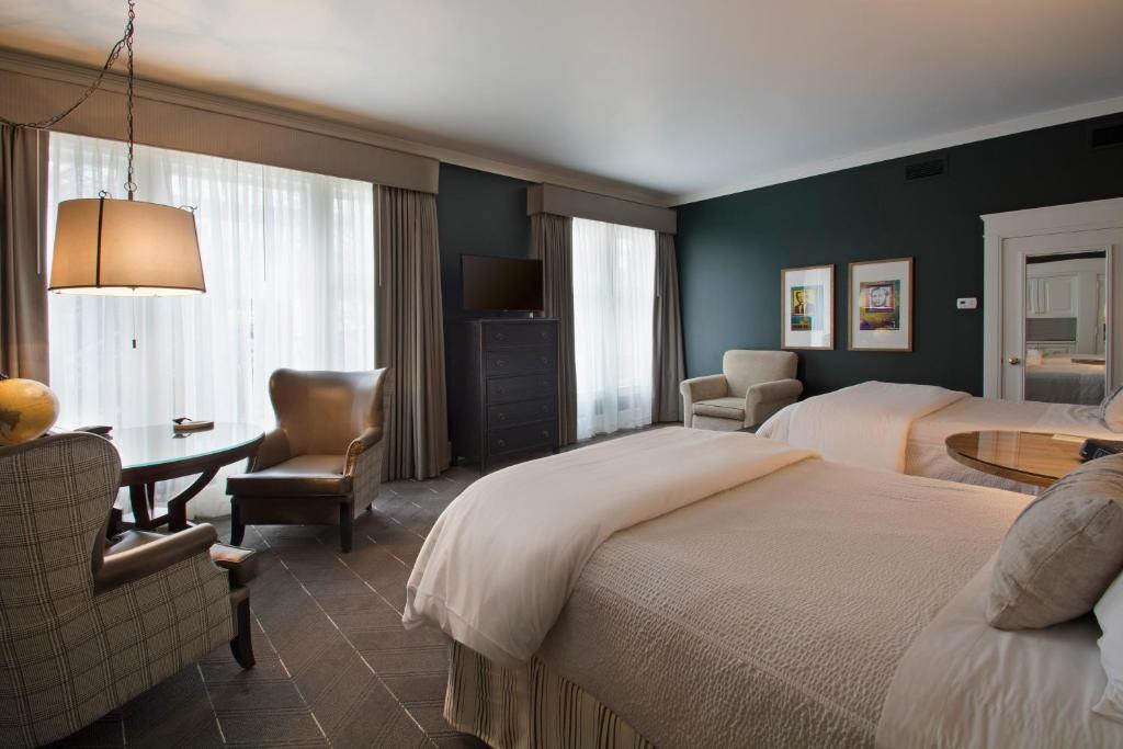 Postel nebo postele na pokoji v ubytování Sentinel Hotel