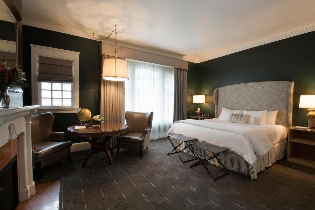 Postel nebo postele na pokoji v ubytování Sentinel Hotel