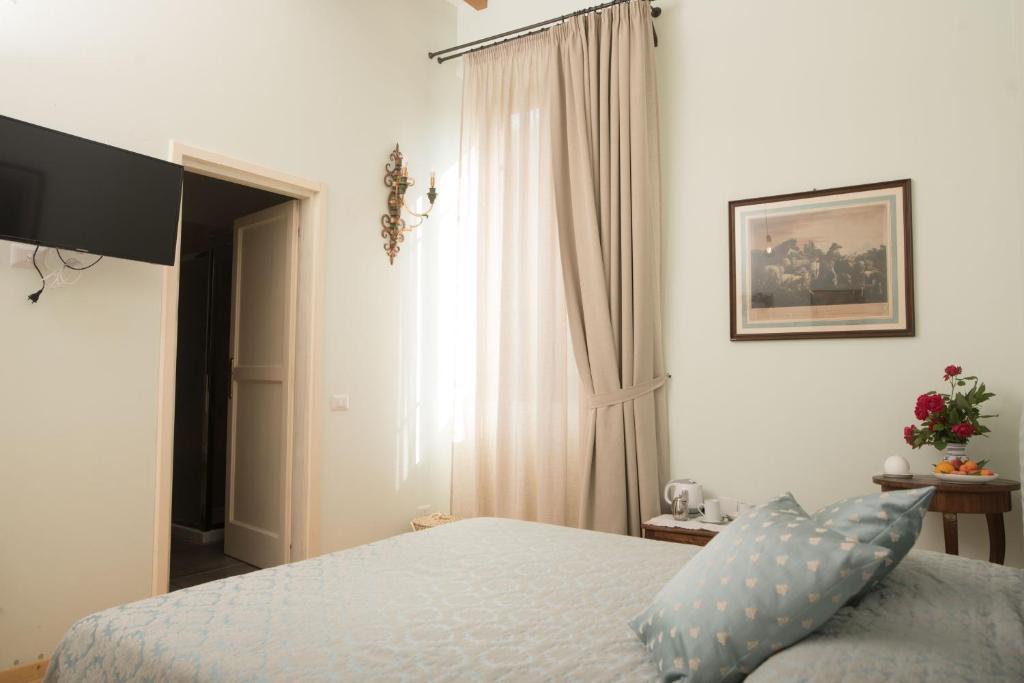 Schlafzimmer mit einem Bett und einem Fenster in der Unterkunft La dimora dell'artista in Ponte Pattoli
