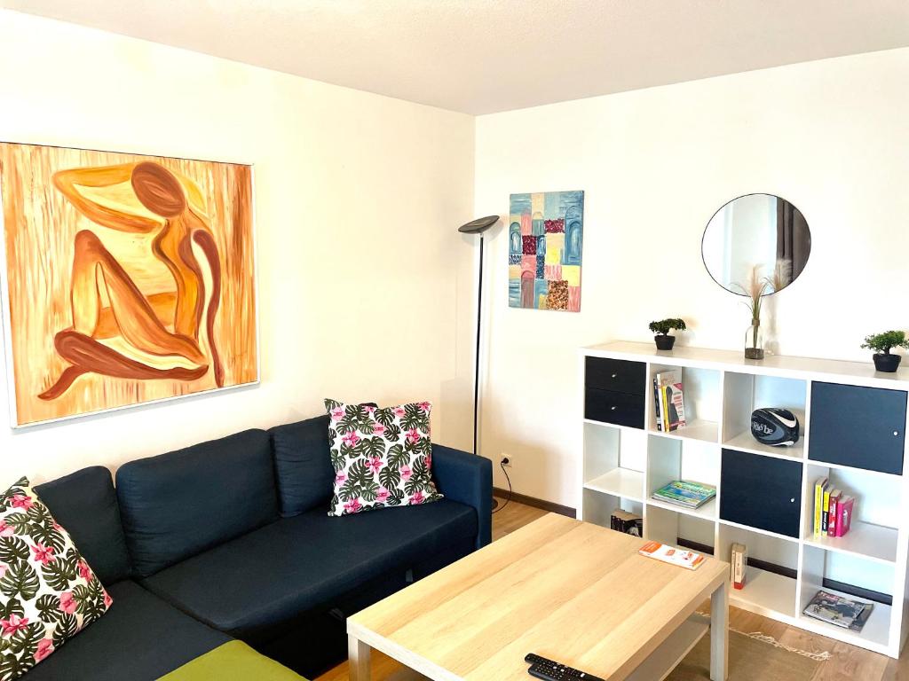 un salon avec un canapé et une table dans l'établissement Chez Sandra et Rach, à Toulouse