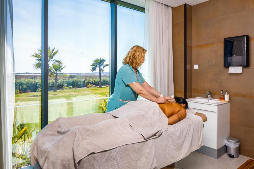Een TV en/of entertainmentcenter bij AP Cabanas Beach & Nature - Adults Friendly
