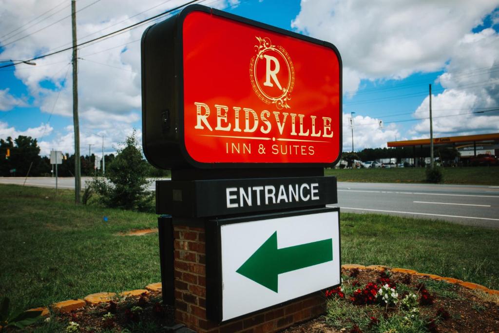 a sign for a riddlerville inn and suites at Reidsville Inn & Suites in Reidsville