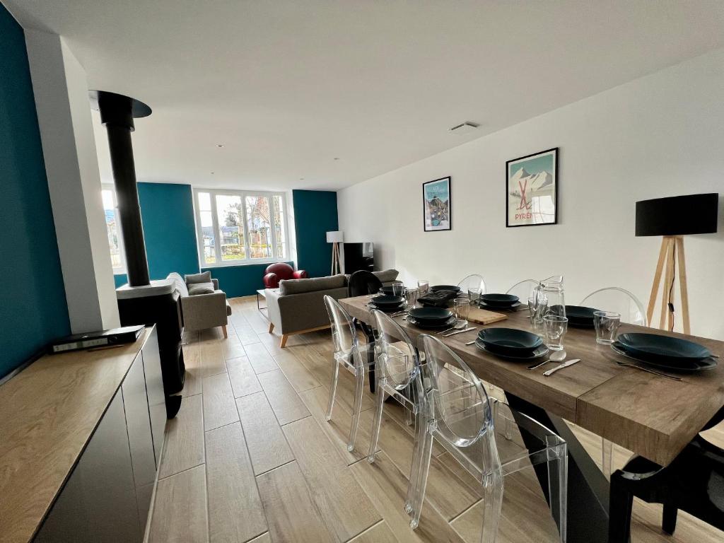 - un salon avec une table à manger et des chaises dans l'établissement Refuge de luxe pour les amoureux de la montagne, à Pouzac