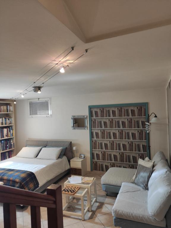 ein Schlafzimmer mit einem Bett und einem Sofa in der Unterkunft Sotto Sotto in Viareggio