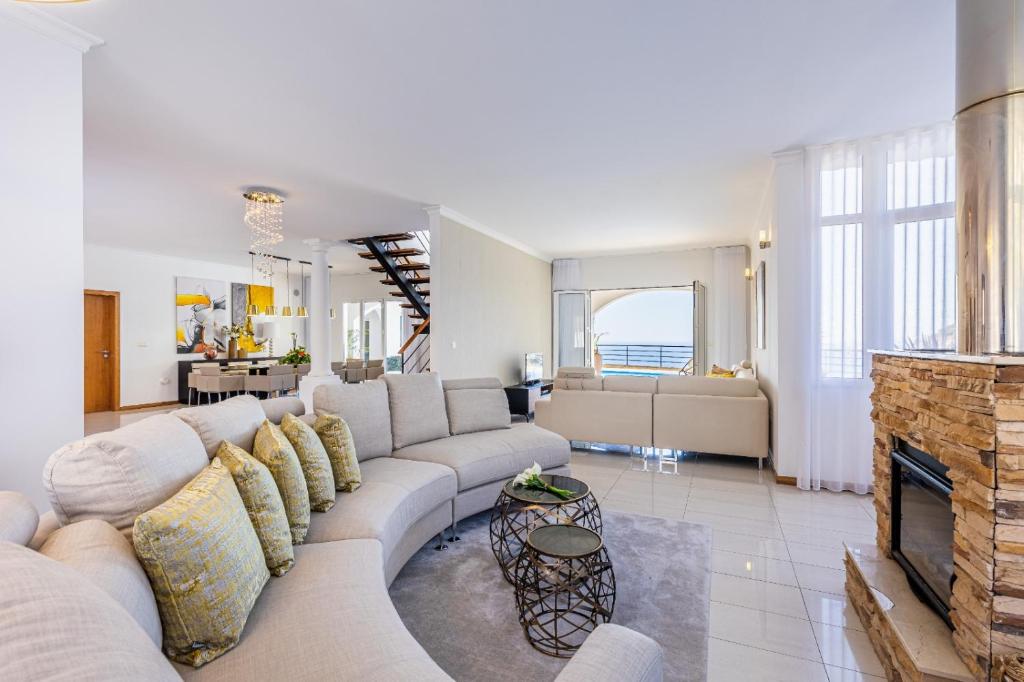 Posezení v ubytování Luxury villa with private heated pool, garden and views of the sea and mountains.