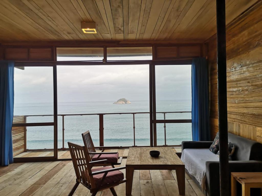 - un salon avec vue sur l'océan dans l'établissement Nirima Room, à SantʼAna