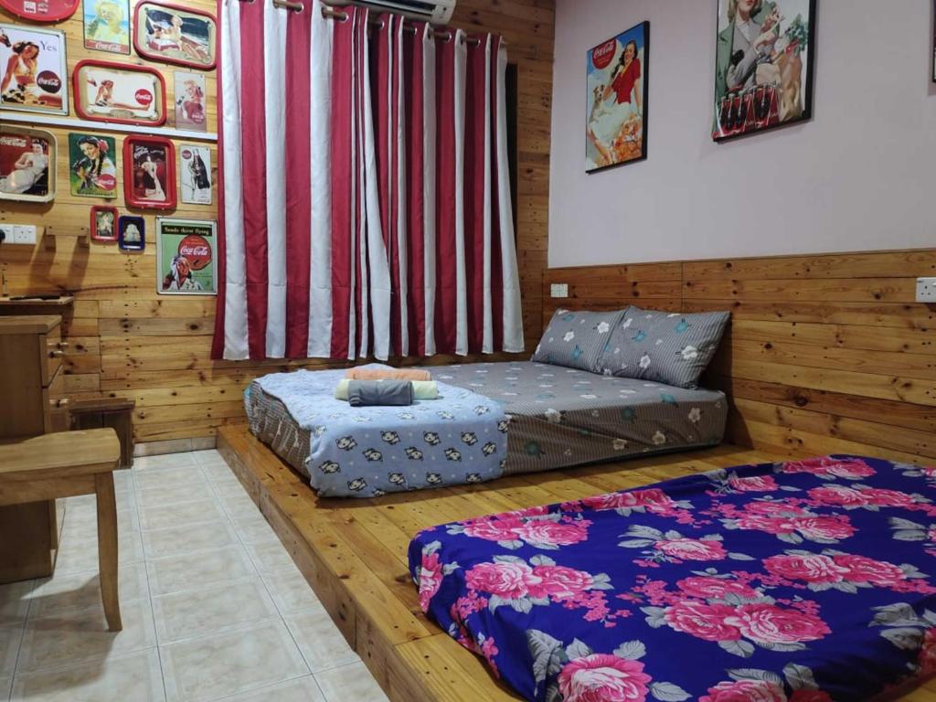 een kamer met een bank en een bed erin bij OYO HOME 90764 Coke Guest House in Masjid Tanah