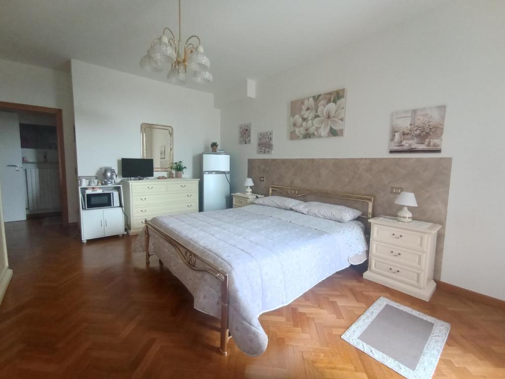 1 dormitorio con 1 cama grande y cocina en Residenza Damiano, en Asís