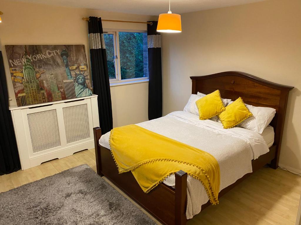 מיטה או מיטות בחדר ב-Cheerful kingsize room for single use