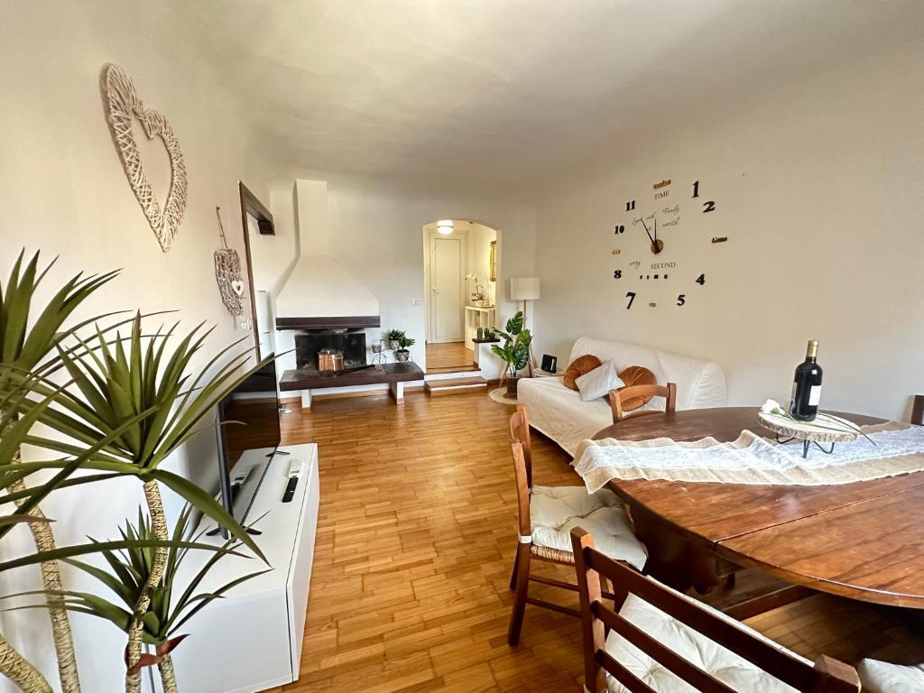 een woonkamer met een tafel en een bank bij Centralissimo Bilocale nel Centro Storico in Florence