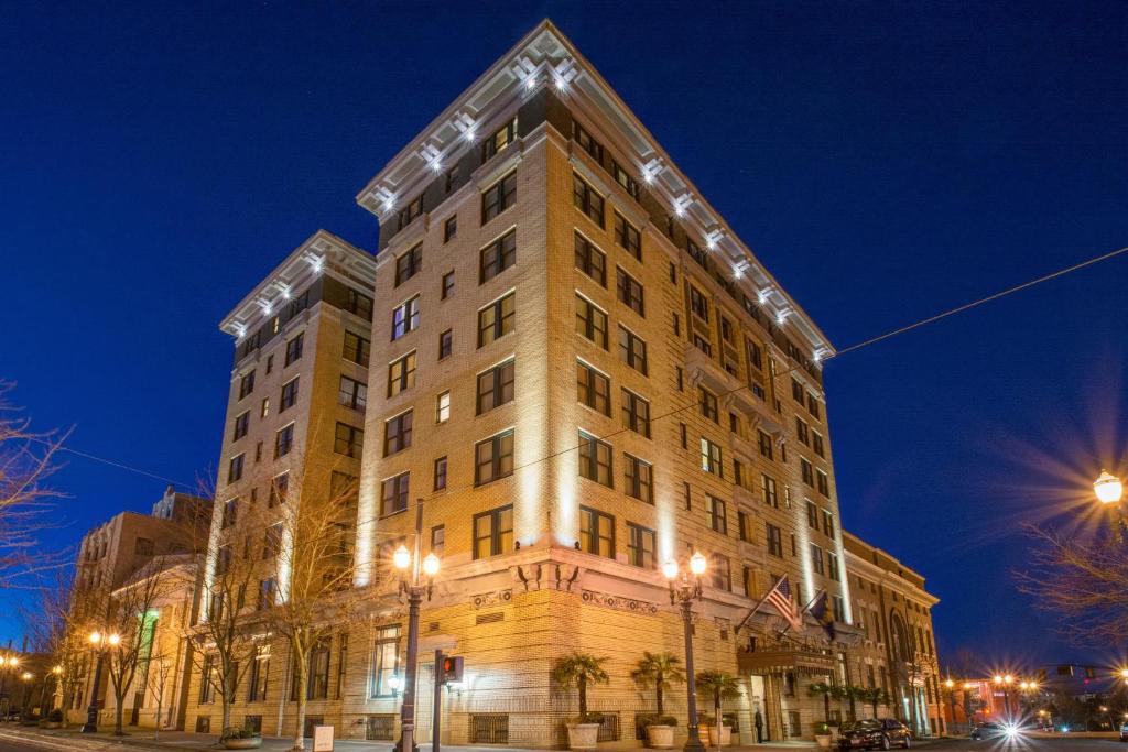 un edificio alto con luces encima en Hotel DeLuxe en Portland