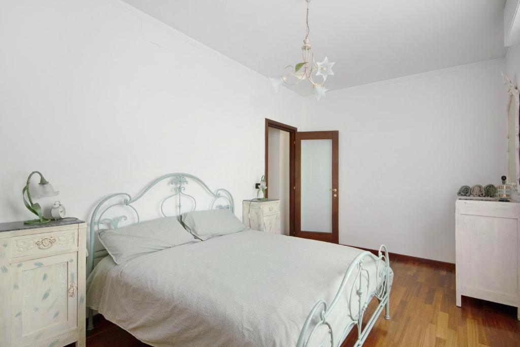 um quarto branco com uma cama e uma cómoda em Lo scoglio em Bogliasco