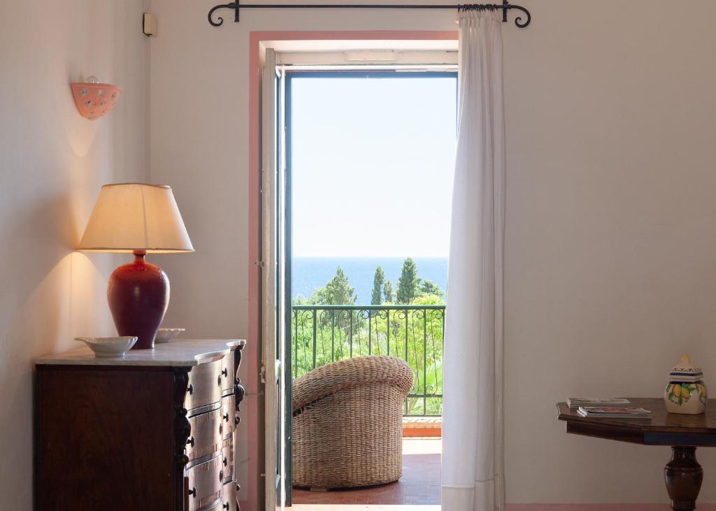 una sala de estar con una puerta que da a un balcón en Villa Aimone, en Marina Porto