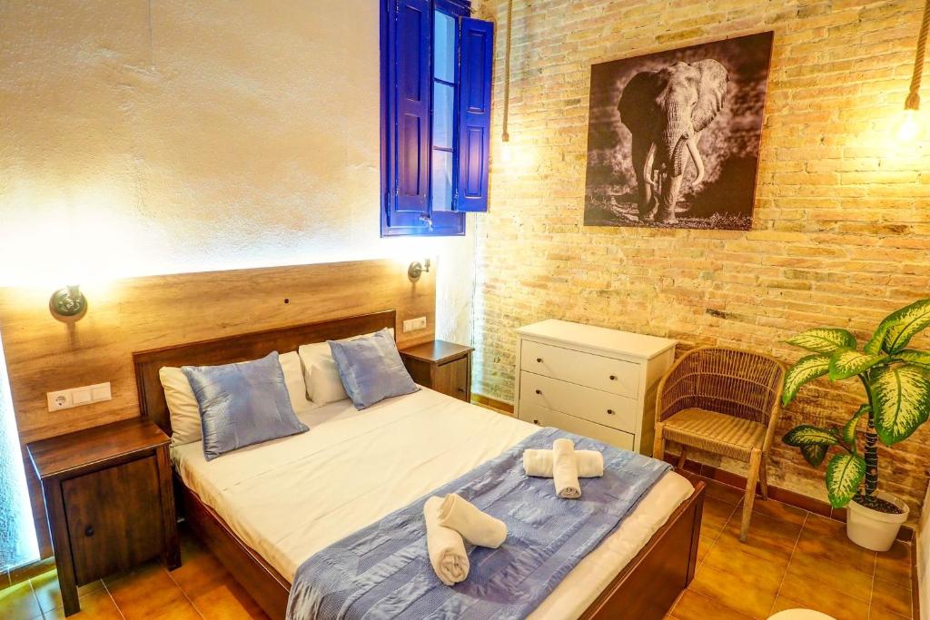 A bed or beds in a room at Charming Patio by Hello Homes Sitges