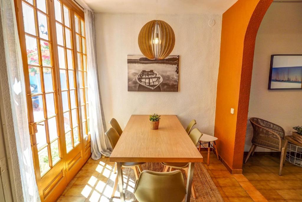 A seating area at Charming Patio by Hello Homes Sitges