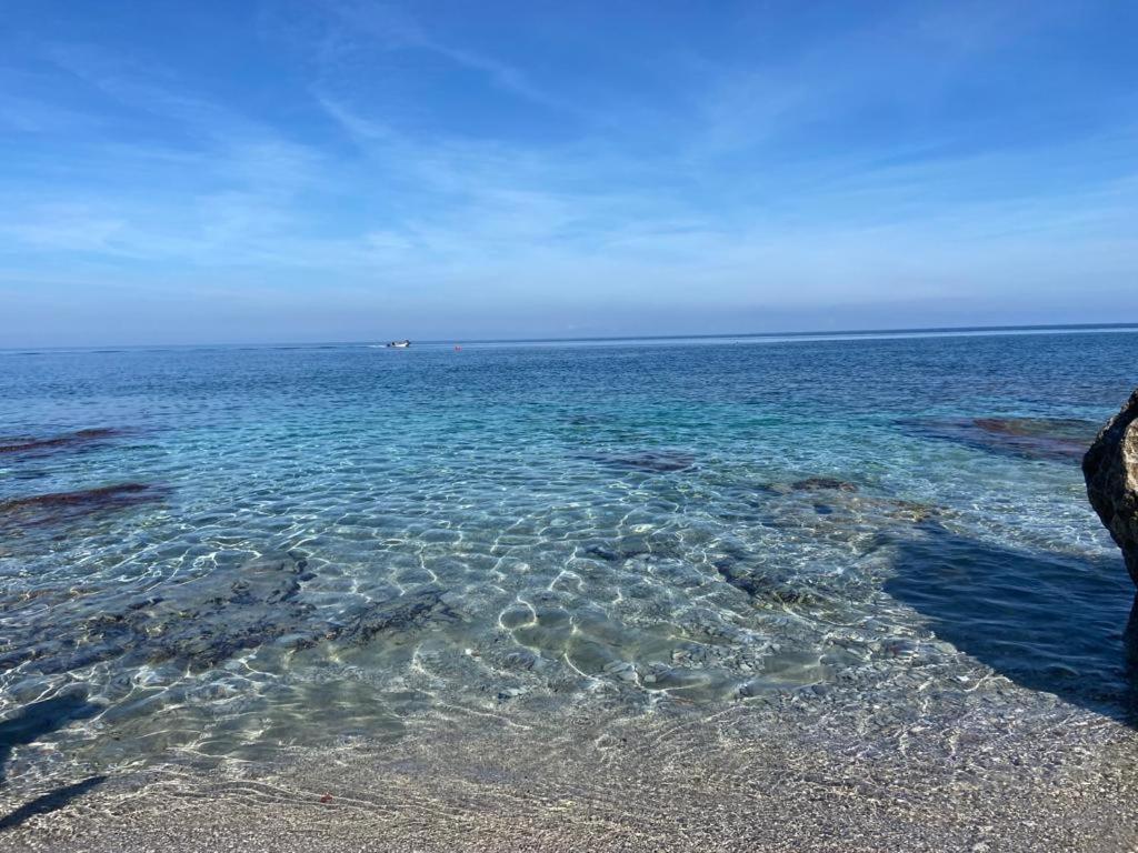 un grande bacino d'acqua con una barca in lontananza di RESIDENCE GORDON a Carini