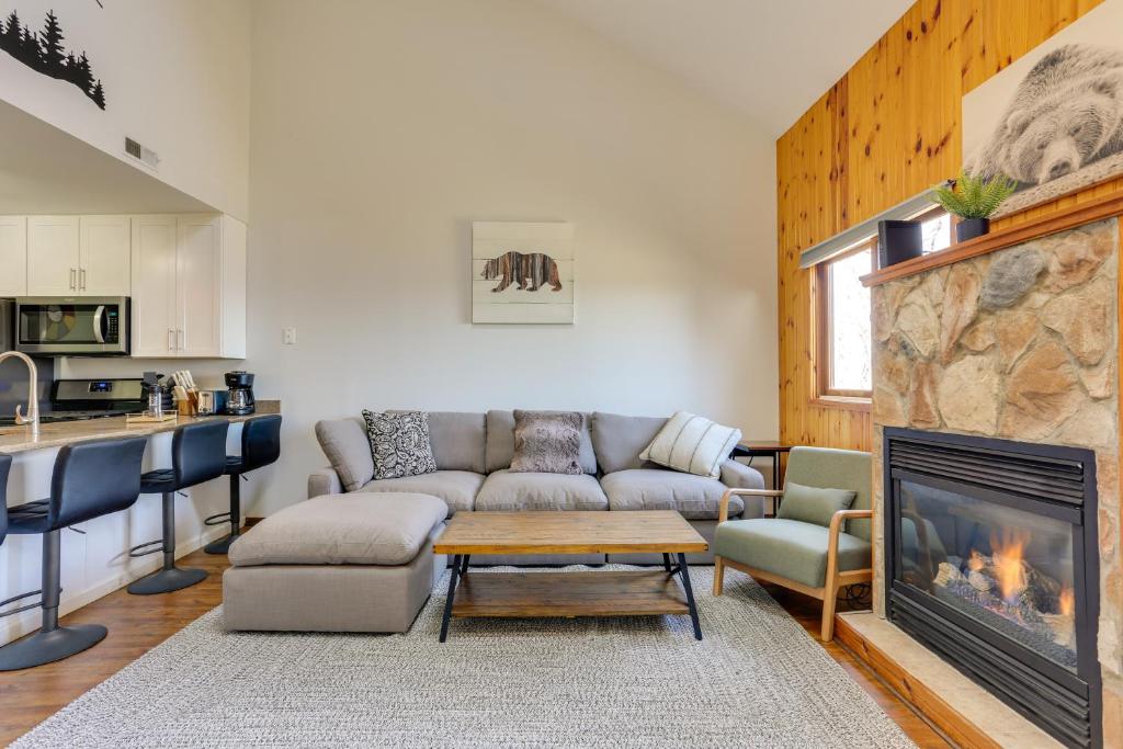 Køkken eller tekøkken på Vernon Township Vacation Rental with Private Balcony