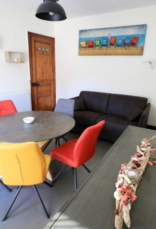un salon avec une table, des chaises et un canapé dans l'établissement laureclipse2, à Mers-les-Bains