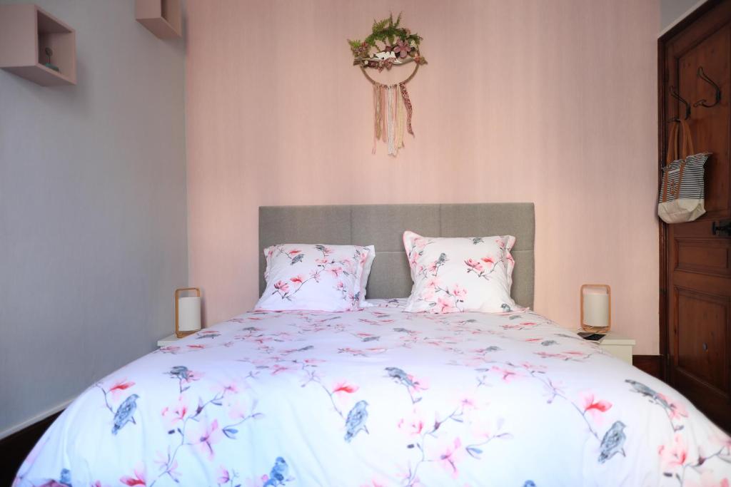 ein Schlafzimmer mit einem großen Bett mit Blumen darauf in der Unterkunft laureclipse2 in Mers-les-Bains