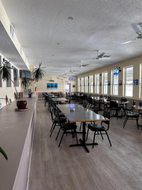 Restaurace v ubytování White Sands Inn, Marina, Bar & Grill