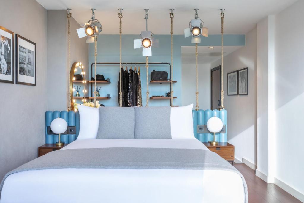 
Premium Queen Room with City View
