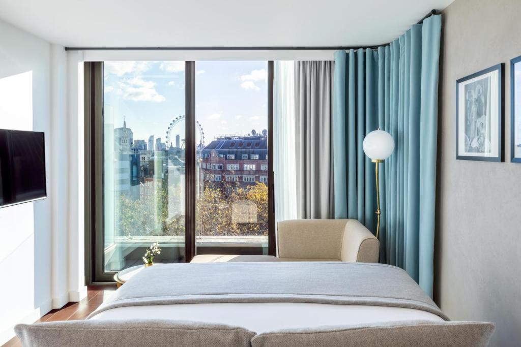 
Premium Queen Room with Balcony and City View
