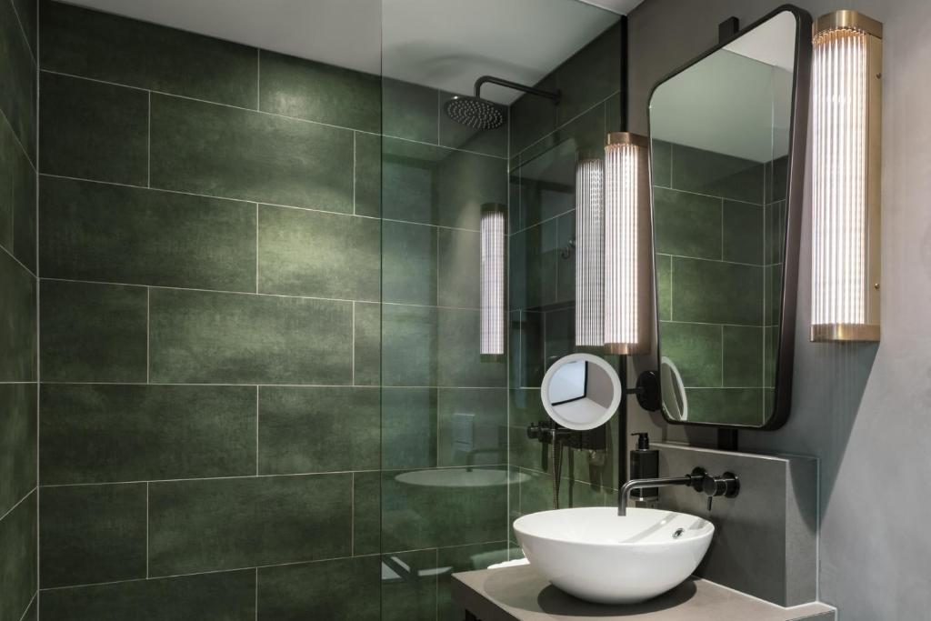 
Standard Queen Room with Rainfall Shower - Windowless
