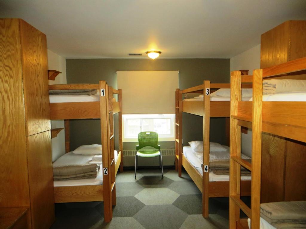 Postel nebo postele na pokoji v ubytování HI Calgary City Centre - Hostel