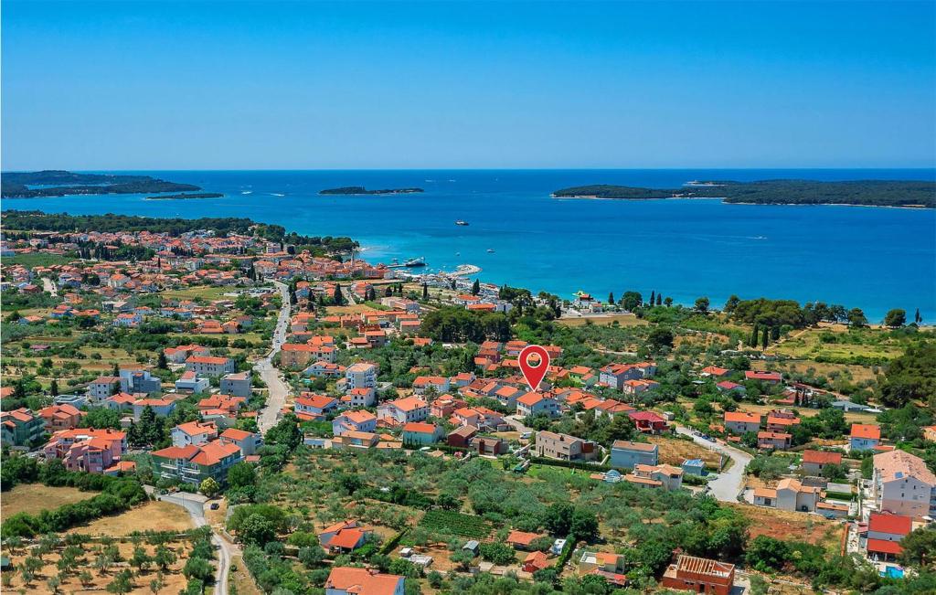 una vista aérea de una ciudad con casas y el océano en Lovely Apartment In Fazana With Kitchen, en Fažana