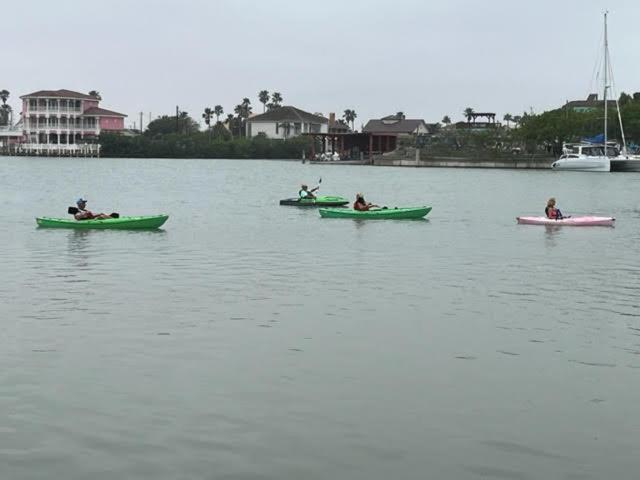Un gruppo di persone in kayak nell'acqua di White Sands Inn, Marina, Bar & Grill a Port Isabel