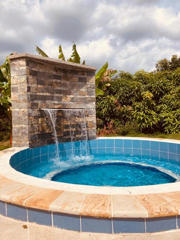 a swimming pool with a fountain in the middle at PARCELA VILLA PAU in Lebrija