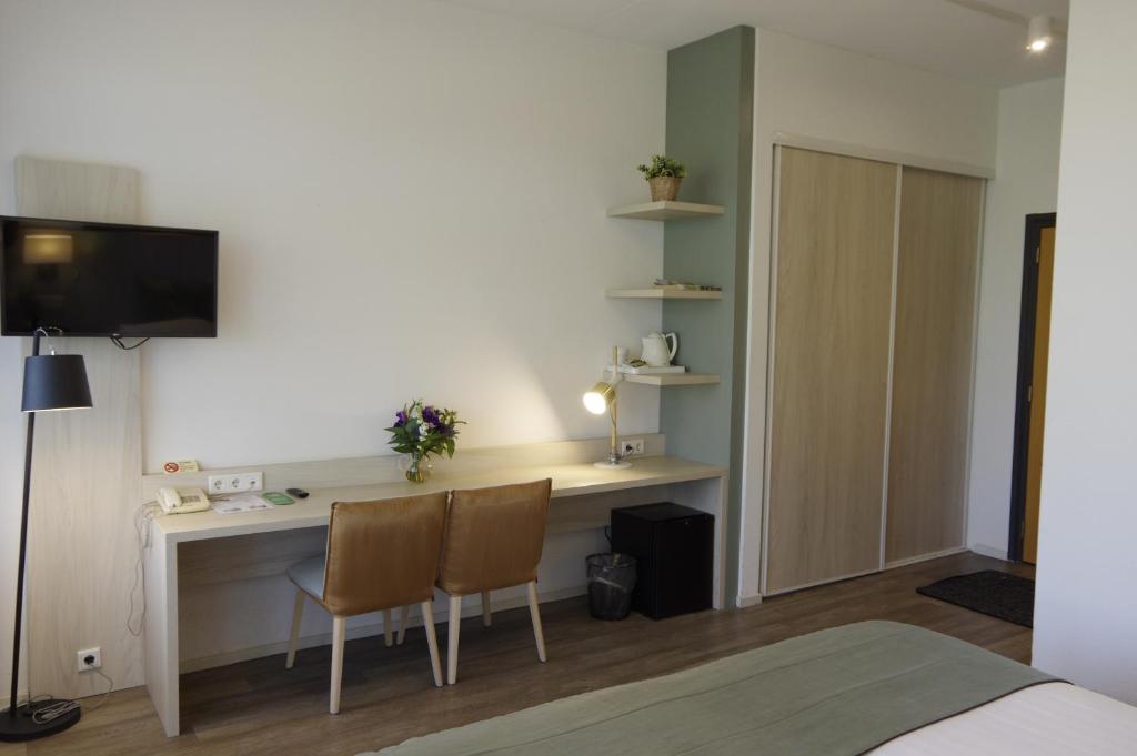 TV a/nebo společenská místnost v ubytování Hotel and Restaurant van Saaze
