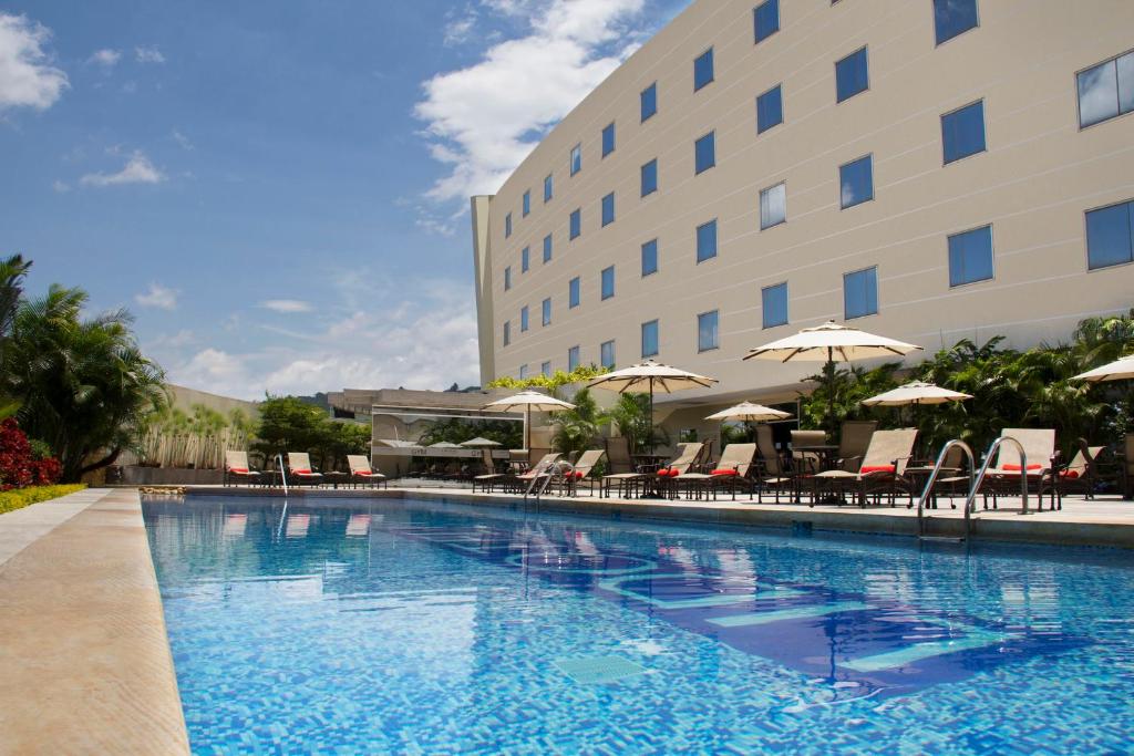 a swimming pool in front of a hotel at Lidotel San Cristóbal in San Cristóbal